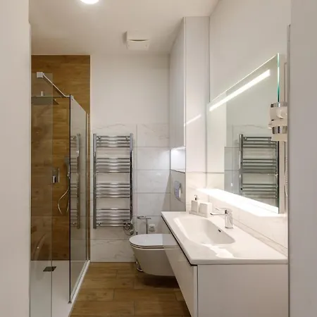La Bella Centrum Apartmanok Kek Zoeld Heviz Exterior photo